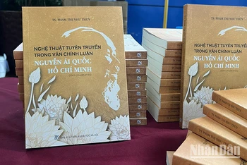 Bìa cuốn sách “Nghệ thuật tuyên truyền trong văn chính luận Nguyễn Ái Quốc-Hồ Chí Minh”.