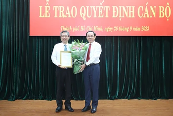Đồng chí Nguyễn Văn Nên, Bí thư Thành ủy Thành phố Hồ Chí Minh trao quyết định cho đồng chí Nguyễn Phước Lộc. (Ảnh: Long Hồ)