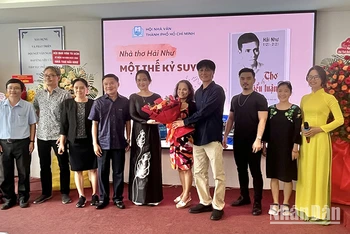Đại diện gia đình nhà thơ Hải Như tặng hoa cho Hội Nhà văn Thành phố Hồ Chí Minh.