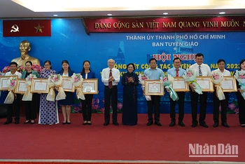 Ban Tổ chức trao Bằng khen của Ban Thường vụ Thành ủy Thành phố Hồ Chí Minh cho các tập thể.