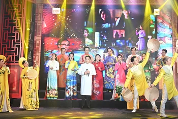 Các nghệ sĩ biểu diễn trong chương trình lễ kỷ niệm 30 năm Bông lúa vàng. (Ảnh: Quốc Thanh)