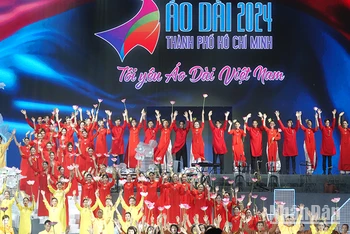 Chương trình khai mạc Lễ hội Áo dài Thành phố Hồ Chí Minh lần thứ 10 tạo ấn tượng cho công chúng.