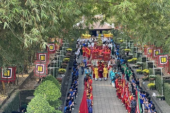 Diễu hành đón rước Lễ tại Đền Tưởng niệm các Vua Hùng, Công viên Lịch sử-Văn hóa Dân tộc. 