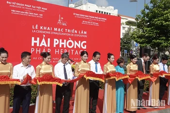 Nghi thức cắt băng khai mạc triển lãm.