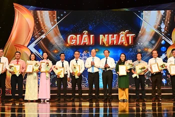 Lãnh đạo Thành phố Hồ Chí Minh trao giải Nhất cho các tác giả đoạt giải.