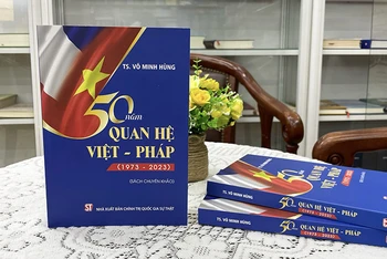 Cuốn sách ra đời nhằm giúp bạn đọc hiểu rõ hơn về tiến trình phát triển của mối quan hệ Việt-Pháp.