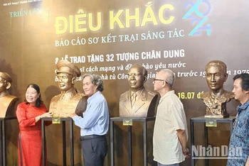 Hội Mỹ thuật Thành phố Hồ Chí Minh trao tặng 32 tượng chân dung chiến sĩ cách mạng cho Bảo tàng Côn Đảo.