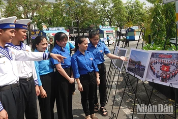 Các bạn trẻ tham quan triển lãm ảnh "Yêu lắm Trường Sa ơi!".