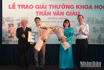 Trao Giải thưởng khoa học Trần Văn Giàu lần thứ 12 cho hai tác giải Võ Nguyên Phong và Cù Thị Dung.