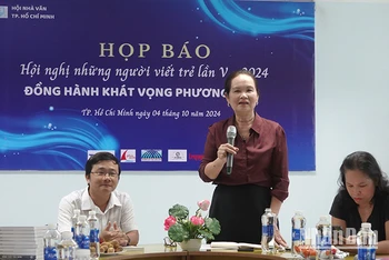 Nhà văn Bích Ngân, Chủ tịch Hội Nhà văn Thành phố Hồ Chí Minh phát biểu tại buổi họp báo.