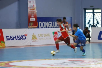 Một tình huống bóng trong trận đấu giữa câu lạc bộ Cao Bằng (áo xanh) và Sanvinest Khánh Hoà (áo đỏ) 