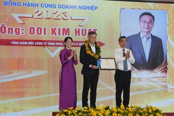 Lãnh đạo Liên đoàn lao động Thành phố Hồ Chí Minh tuyên dương Ông Ooi Kim Huat, Tổng Giám đốc Công ty TNHH Intel Products Việt Nam.