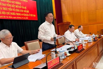 Đồng chí Đinh Tiến Dũng, Ủy viên Bộ Chính trị, Bí thư Thành ủy Thành phố Hà Nội phát biểu tại buổi làm việc.
