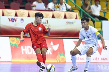 Pha tranh bóng giữa cầu thủ đội Tân Hiệp Hưng (áo đỏ) và đội Cao Bằng trong trận đấu ngày 11/11.