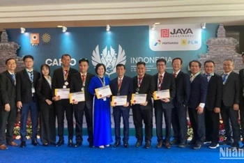 Các kỹ sư nhận chứng chỉ Kỹ sư ASEAN tại Hội nghị CAFEO-41.