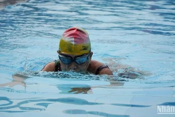 Một vận động viên cao tuổi tranh tài tại giải bơi.
