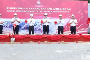 Các đại biểu tham gia động thổ dự án cảng cạn Tân Cảng Mộc Bài.