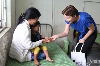 Đại diện Tổng Lãnh sự quán Cộng hòa Liên bang Đức tại Thành phố Hồ Chí Minh tặng quà cho bệnh nhi đang điều trị tại Trung tâm Y tế huyện Trà Bồng