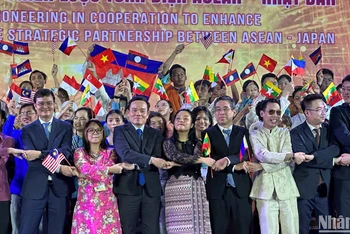 Phó Thủ tướng Chính phủ Trần Lưu Quang và các đại biểu giao lưu tại Festival Thanh niên ASEAN-Nhật Bản năm 2023.