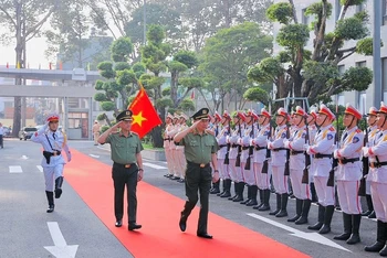 Bộ trưởng Tô Lâm duyệt đội danh dự khi đến dự Hội nghị. (Ảnh: ĐỨC NAM)