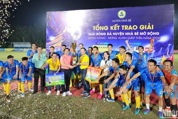 Ban Tổ chức trao cúp cho đội vô địch giải đấu