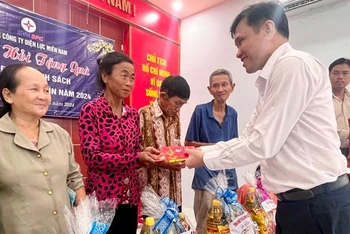 Ông Nguyễn Phước Đức tặng quà Tết cho người dân tại huyện Tân Thạnh, tỉnh Long An
