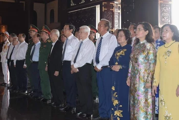 Các đồng chí lãnh đạo, nguyên lãnh đạo Đảng, Nhà nước, Thành phố Hồ Chí Minh dự buổi họp mặt. (Ảnh: Minh Khang)