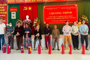 Đại diện Lớp K74. A01, Học viện chính trị khu vực 2, Học viện chính trị quốc gia Hồ Chí Minh trao quà cho các hộ dân.