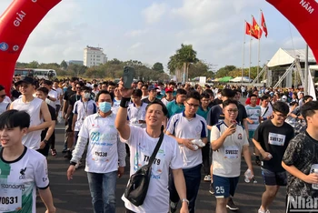 Tuổi trẻ Thành phố Hồ Chí Minh tham gia chạy bộ tuyên truyền tiết kiệm điện.