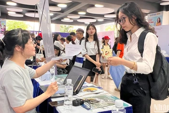 Sinh viên tìm kiếm cơ hội việc làm với các doanh nghiệp Hàn Quốc.