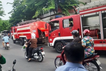 Lực lượng phòng cháy, chữa cháy tổ chức dập lửa tại hiện trường. (Ảnh: BQ)