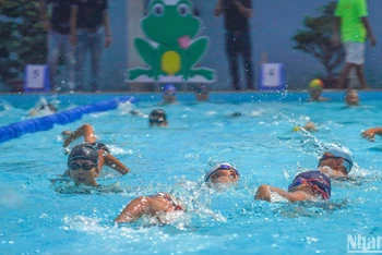 Các tay bơi nhí tranh tài tại Giải bơi Chú ếch xanh 2024.