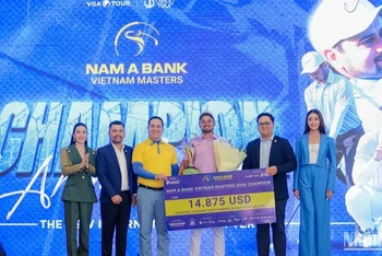 Vận động viên Ahmad Baig đến từ Pakistan lên ngôi vô địch của giải Nam A Bank Vietnam Masters 2024.