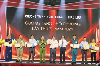 Lãnh đạo Công an Thành phố Hồ Chí Minh tuyên dương các gương sáng tại chương trình.