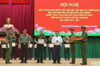 Lãnh đạo Ủy ban nhân dân và Công an Thành phố Hồ Chí Minh trao bằng khen biểu dương các cá nhân điển hình tiên tiến trong phong trào bảo vệ an ninh Tổ quốc.