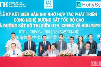 Đại diện UTH , CREGC và HollySys tổ chức ký thỏa thuận hợp tác về đào tạo, nghiên cứu khoa học và chuyển giao công nghệ đường sắt tốc độ cao và đường sắt đô thị.