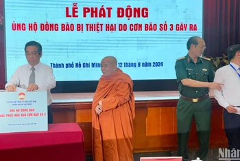 Lãnh đạo Thành phố Hồ Chí Minh trao ủng hộ đồng bào các tỉnh miền bắc gặp thiên tai, bão lũ.