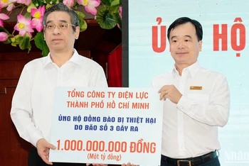 Đại diện Đảng ủy EVNHCMC trao 1 tỷ đồng ủng hộ đồng bào bị thiệt hại do bão số 3 gây ra tại miền bắc.