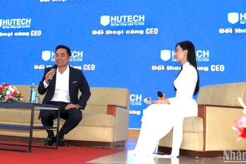 CEO Louis Nguyễn đối thoại, chia sẻ với sinh viên về quá trình vượt khó của bản thân.