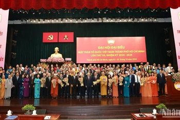 Lãnh đạo Trung ương, Thành phố Hồ Chí Minh tặng hoa chúc mừng các Ủy viên Ủy ban Mặt trận Tổ quốc Việt Nam Thành phố Hồ Chí Minh khóa 12.