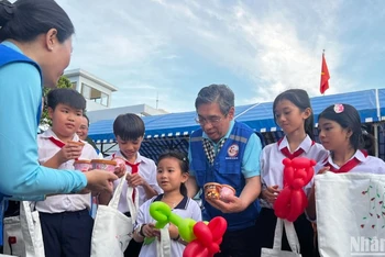 Đồng chí Nguyễn Phước Lộc - Phó Bí thư Thành ủy, Chủ tịch Ủy ban Mặt trận Tổ quốc Thành phố Hồ Chí Minh tặng quà cho trẻ em trên đảo Thổ Chu.