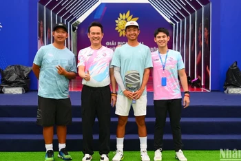 Vận động viên Pickleball Quang Dương giao lưu cùng các vận động viên tham dự giải đấu.