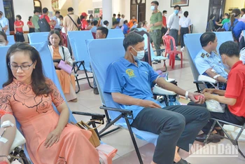 Cán bộ, công chức, viên chức tỉnh Bạc Liêu tham gia hiến máu tình nguyện.