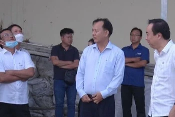 Bí thư Huyện ủy Đông Hải (Bạc Liêu) Trần Thanh Mến kiểm tra, chỉ đạo khắc phục hậu quả các vụ sạt lở tại địa phương.