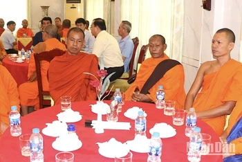 Các chức sắc có uy tín trong đồng bào Khmer dự buổi gặp mặt.