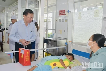 Phó Chủ tịch Ủy ban nhân dân tỉnh Bạc Liêu Phan Thanh Duy đến tận các giường bệnh tặng quà Tết Trung thu cho các em không may mắn, đang điều trị tại bệnh viện. 