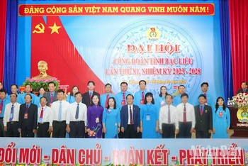 Các đồng chí lãnh đạo chụp ảnh lưu niệm với Ban Chấp hành Công đoàn tỉnh Bạc Liêu nhiệm kỳ mới.