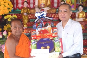 Đồng chí Phan Như Nguyện, Ủy viên dự khuyết Trung ương Đảng, Phó Chủ tịch Thường trực Hội đồng nhân dân tỉnh Bạc Liêu, đến thăm, tặng quà một số chùa Khmer trong tỉnh nhân dịp lễ của đồng bào.