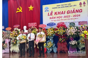 Trưởng Ban Tổ chức Tỉnh ủy Bạc Liêu Hồ Thanh Thủy đến dự Lễ khai giảng và trao Bằng khen, hoa cho các giáo viên của Trường có thành tích xuất sắc. (Ảnh: TRỌNG DUY)