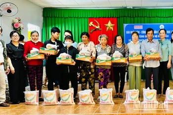 Đại diện Cơ quan Thường trực Báo Nhân Dân tại Cần Thơ, Công ty cổ phần cấp nước Bạc Liêu, Ủy ban nhân dân thành phố Bạc Liêu trao quà các hộ Khmer nghèo ở xã vùng ven biển Vĩnh Trạch Đông.